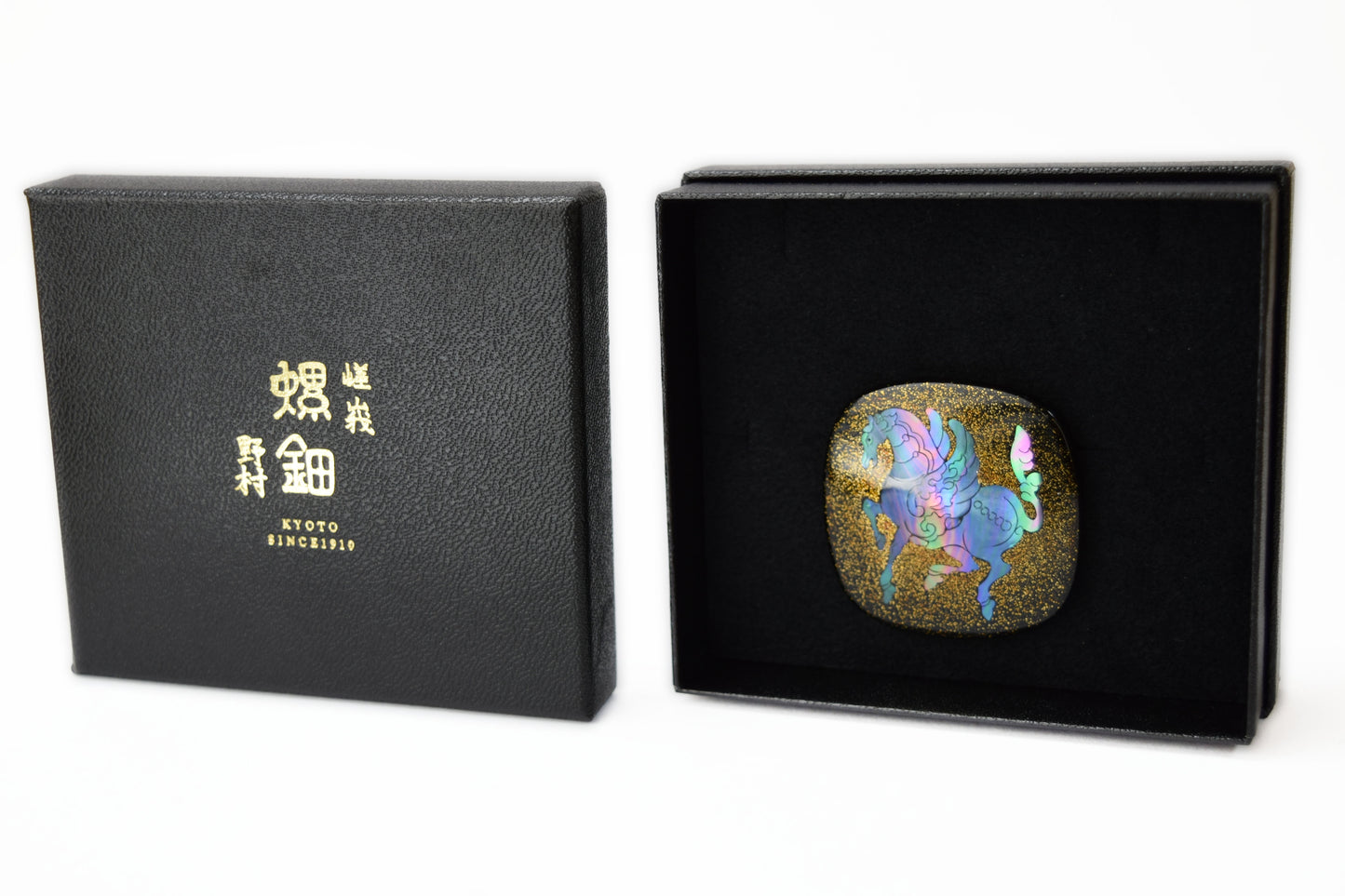 螺鈿ブローチ 天馬 金蒔